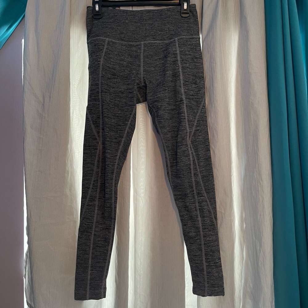 Gray leggings with side zipper pocket